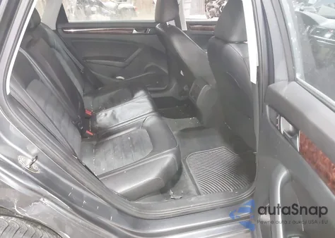 2013 Volkswagen Passat 2.5L Sel Premium z USA, uszkodzony, nr VIN 1VWCP7A33DC033117